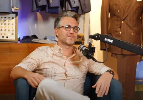 Andi Moisescu își spală și calcă singur. Prezentatorul a scăpat-o pe Olivia Steer de mai multe sarcini