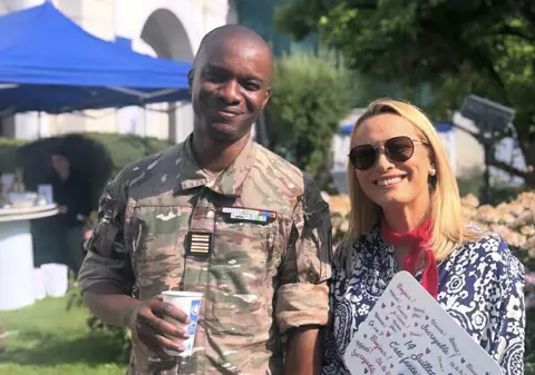 Cum a apărut îmbrăcată Andreea Esca la recepția oferită de Ambasada Franței în România. Rochia purtată de prezentatoare nu e deloc ieftină