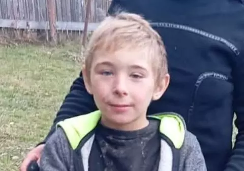 Un băiat de 7 ani din Bicaz-Chei, dispărut într-o pădure, a supraviețuit o noapte întreagă de unul singur. A doua zi, a fost adus acasă