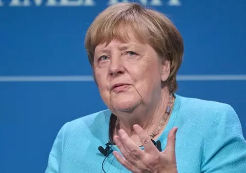 Angela Merkel spune că lui Donald Trump îi place să fie în centrul atenţiei şi povestește cum nu a vrut să dea mâna cu ea. Sfatul dat liderilor europeni