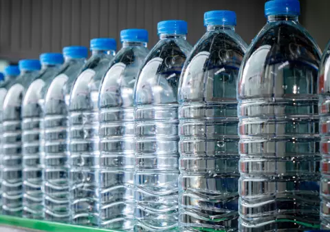 Amenzi uriașe după controale ANPC. Apă minerală expirată și sticle ținute în soare, în peste 650 de puncte de vânzare