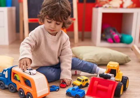 Un băiețel de 3 ani a ajutat la prinderea unui infractor folosind mașinuțe de jucărie, în Germania