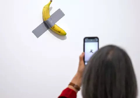 Cineva a mâncat banana de 6 milioane de dolari a artistului Maurizio Cattelan - din nou