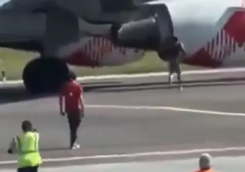Imagini cu ultimele momente ale bărbatului care a fost aspirat de motorul unui avion, pe aeroportul din Bergamo I VIDEO   