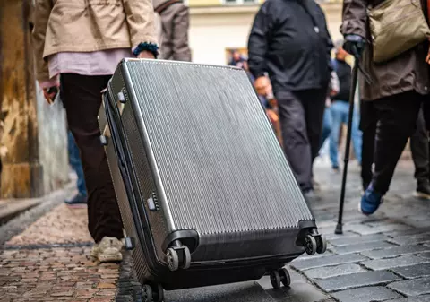 Un deținut din Franța a evadat ca-n filme, îndesat într-o geantă, ascuns printre hainele colegului de celulă