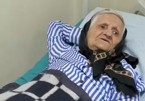 O bătrână din Iași, mamă a nouă copii, a fost dată afară din casă și abandonată în spital: „Toți au refuzat”