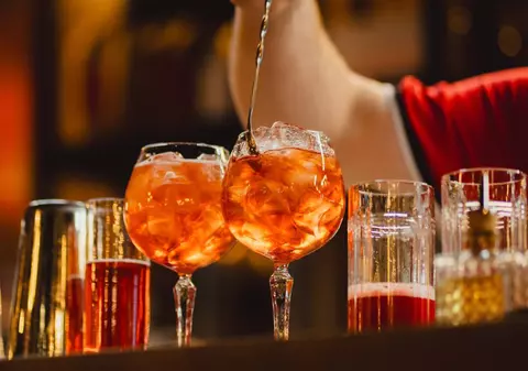 De ce americanii nu suportă băuturile fără gheață servite în Europa, în plină caniculă
