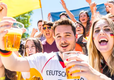 Berea cu alcool ar putea fi din nou permisă pe stadioane: proiectul de lege a primit avizul CES