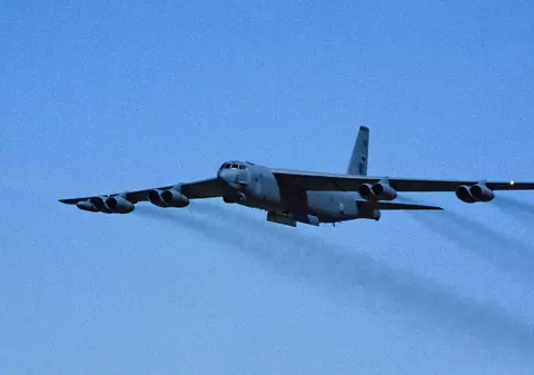 Pilotul unui avion comercial face „o manevră agresivă” și evită în ultimul moment o coliziune cu un bombardier B-52 | VIDEO