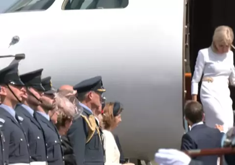 Momentul stânjenitor în care Brigitte Macron îl ignoră pe Emmanuel Macron, la sosirea în Marea Britanie. Ce gest a vrut să facă președintele Franței I VIDEO  