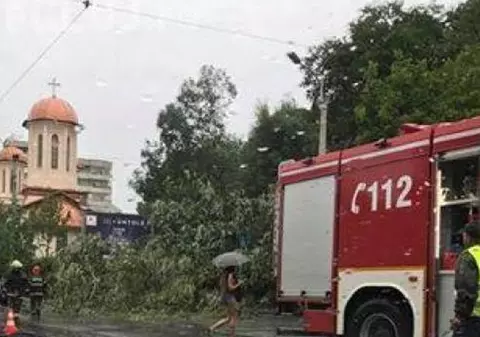 Călătorii au ieșit panicați dintr-un tramvai din Cluj-Napoca, după ce fire electrice au căzut peste mijlocul de transport