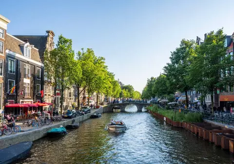 Amsterdam instalează sute de scări mici de-a lungul canalelor sale. Care este obiectivul autorităților