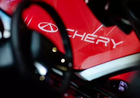 Cum ocolesc producătorii auto chinezi tarifele la mașini electrice în Uniunea Europeană, inclusiv în România: importă hibride