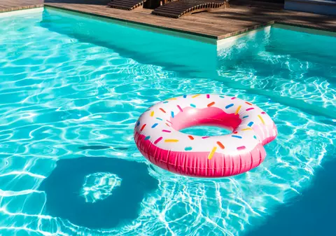 Pericolele ascunse în piscină: bacterii, paraziți și infecții de piele. Recomandarea medicilor