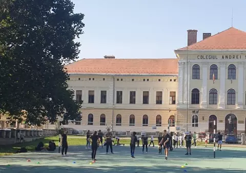 Prima școală de stat din România care e acreditată Cambridge este din Brașov