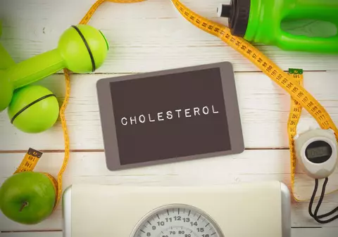 Obiceiul simplu care scade colesterolul: este perfect pentru cei cărora le plac gustările dintre mese