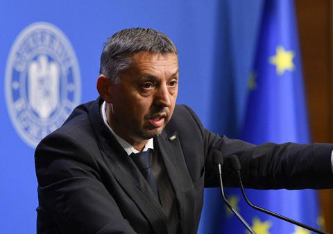 „Nu mai sunt bani de burse și salarii tot anul”, anunță Daniel David, chiar în timp ce i se cere demisia