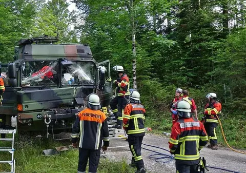 Doi bicicliști au provocat un accident masiv într-un convoi militar, în Germania