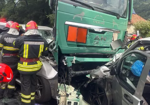 Dubă cu volan pe dreapta, înmatriculată în Marea Britanie, spulberată de un TIR, pe Valea Oltului. Circulația este blocată