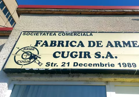 Tensiuni la Fabrica de Arme din Cugir, care acumulează datorii de la an la an: sindicatul contestă numirea unui director de profesie psiholog