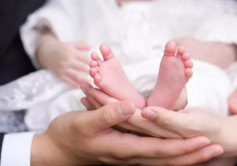 Mamele aflate în concediu de creștere copil trebuie să plătească 2.430 de lei, dacă vor să aibă asigurare de sănătate: „Oribil”