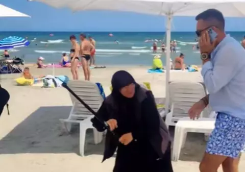 O cerșetoare din Republica Moldova l-a luat la bătaie, cu bastonul, pe administratorul plajei Yucatan din Mamaia
