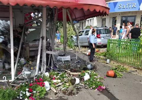 O mașină a spulberat chioșcul unei florării din București. Vânzătoarea a ajuns de urgență la spital