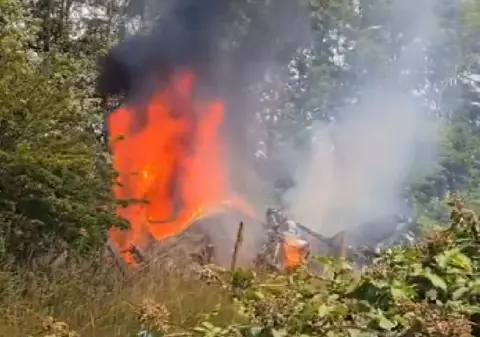 Balon de foc deasupra unui tren care a lovit o mașină. Pasagerii trenului le-au cerut controlorilor să le deschidă ușile prin intermediul rețelelor sociale I VIDEO 