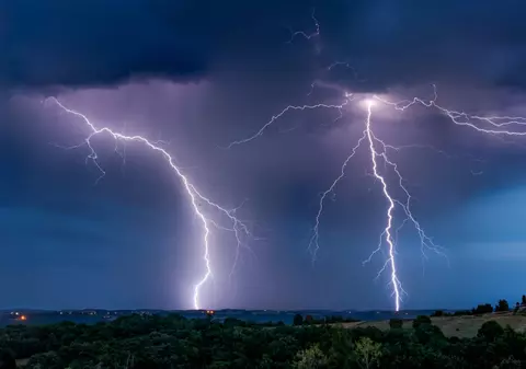 Furtuni violente de cod roșu, ploi de până la 50 l/mp și descărcări electrice. Avertizare meteo de la ANM