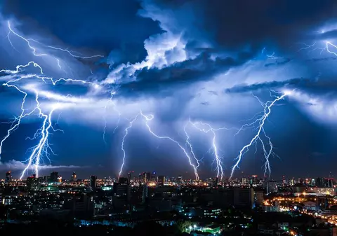 Cele trei „reguli de aur” care ne salvează viața pe furtună, explicate de un medic: „Nu stați grupați”