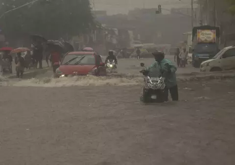 33 de oameni au murit loviți de fulger, în timpul unor furtuni feroce, în India. Alte zeci de persoane au fost rănite