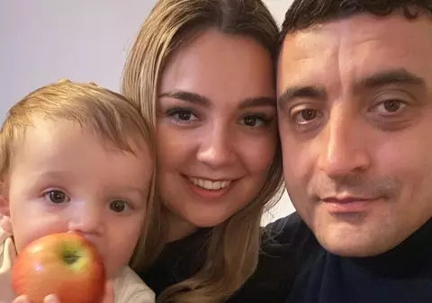 Cum arată soția lui George Simion în costum de baie. Liderul AUR a mers cu familia la mare, pe litoralul românesc