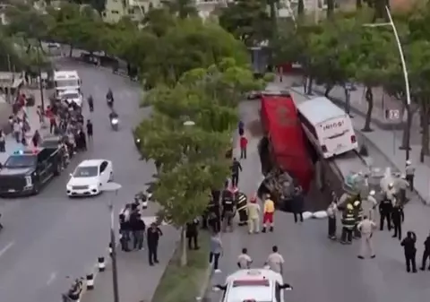 Momentul în care un crater uriaș a înghițit un camion și un autocar, în Mexic: imagini cu groapa lungă de 40 de metri