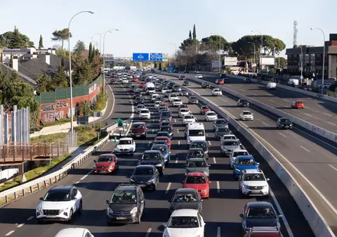 Minimum doi oameni în mașină și taxă un euro pe zi, reguli noi într-o țară plină cu români, unde marile orașe sunt sufocate de trafic