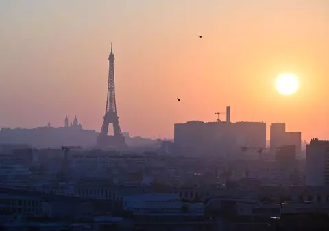 Canicula a declanșat un scandal politic masiv în Franța: să fie sau să nu fie obligatoriu aerul condiționat în locuri publice