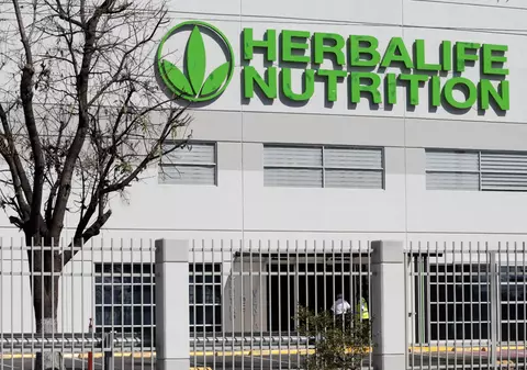 Femeia a dat în judecată Herbalife, după ce a fost împinsă în piscină și rănită grav la o petrecere a companiei. Ce daune cere