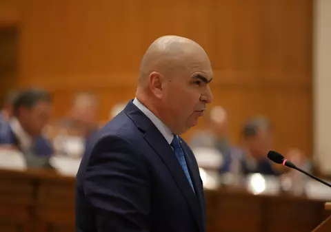 Florin Poenaru, antropolog: „Bolojan administrează sărăcia cu mână de fier, sub pretextul eficienței. Reduce, taie, optimizează, dar fără să atingă privilegiile structurale” 