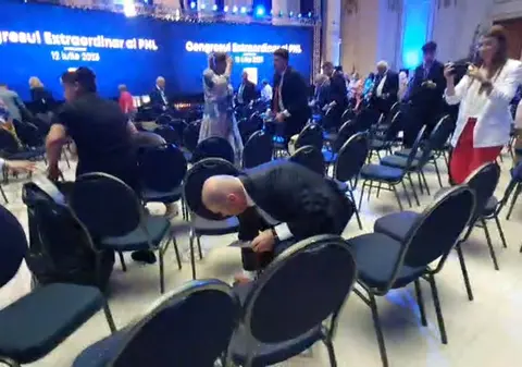 Ilie Bolojan și alți liberali au strâns gunoiul din sala din Parlament unde a avut loc Congresul PNL