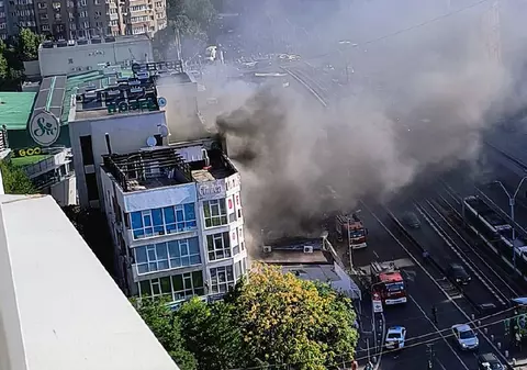 Incendiu la un magazin și hotelul Sir din Sectorul 6, zona e blocată de mașinile de pompieri și echipele de intervenție