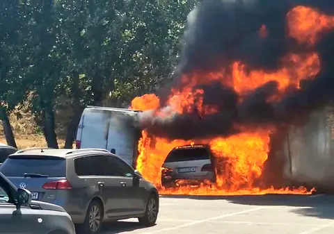Două mașini, distruse într-un incendiu lângă plaja Modern din Constanța. Un bărbat a suferit arsuri când stingea focul