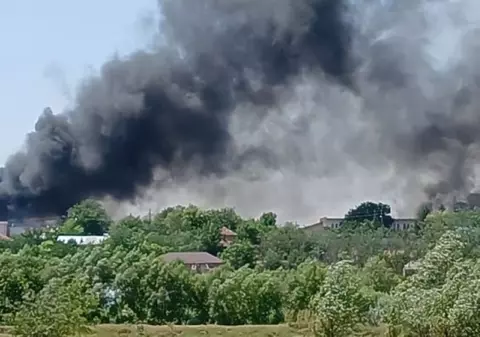 Incendiu violent la o fabrică de oțet din județul Galați: este pericol de explozie, flăcările se apropie de un depozit de butelii