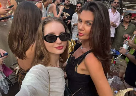 Cum a apărut Irina Columbeanu cu Ramona Gabor, mătușa ei, în Saint-Tropez. Tânăra s-a pozat în costum de baie, apoi în rochie de seară