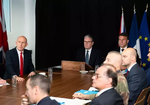 Emmanuel Macron și Keir Starmer îngroașă rândurile Forței comune franco-britanice: „Până la 50.000 de soldați”