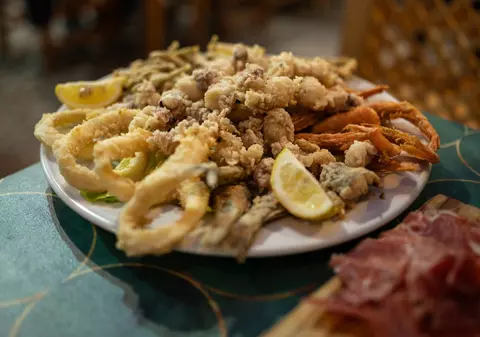 Preţurile pentru mâncare au crescut cu 10%, pe Litoral, în prima zi din iulie. Urmează și alte majorări