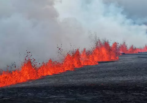 Imagini fabuloase cu lava care erupe dintr-o fisură gigantică din Islanda în urma unui roi de cutremure | VIDEO