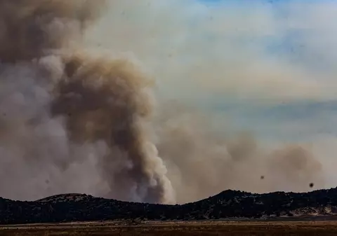 Fenomene meteo extreme în SUA. „Madre Fire” mistuiește păduri și se apropie de case în California, în timp ce inundațiile bruște din Texas au provocat 27 de morți