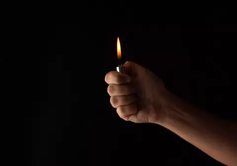 O femeie din Ploiești a fost stropită cu diluant și amenințată cu moartea de un vecin. Cum a scăpat