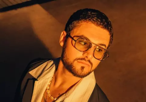 Unde a plecat Mario Fresh cu iubita în vacanță. Deși e o apariție discretă, Miruna Gavrilă s-a afișat într-o fustă mini cu vestă decoltată