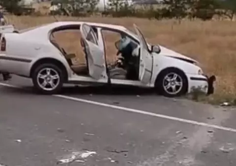 Un șofer din Craiova s-a lovit de un TIR după ce a intrat pe sensul opus de mers