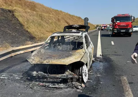 A luat foc o mașină pe Autostrada A2. Traficul este oprit pe sensul către București. Incendiul s-a extins și la vegetația uscată
